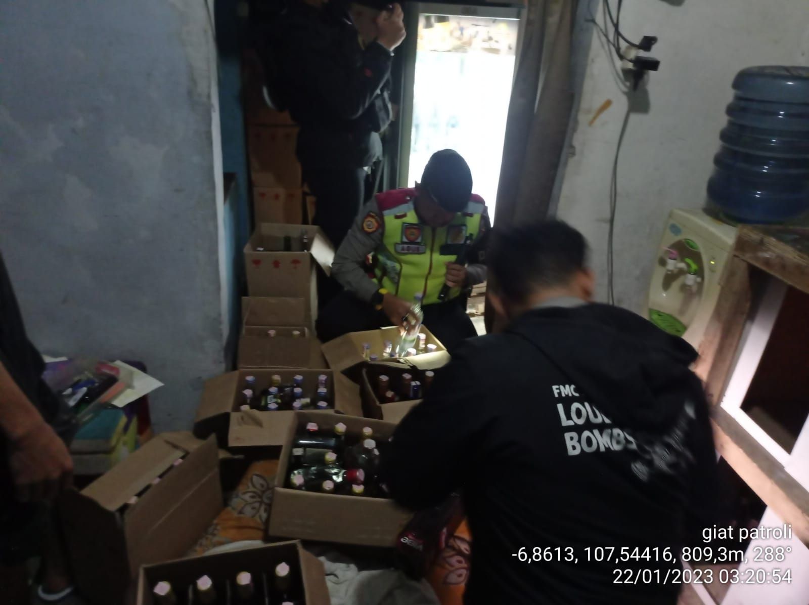 Polres Cimahi amankan 100 botol miras dalam patroli malam.