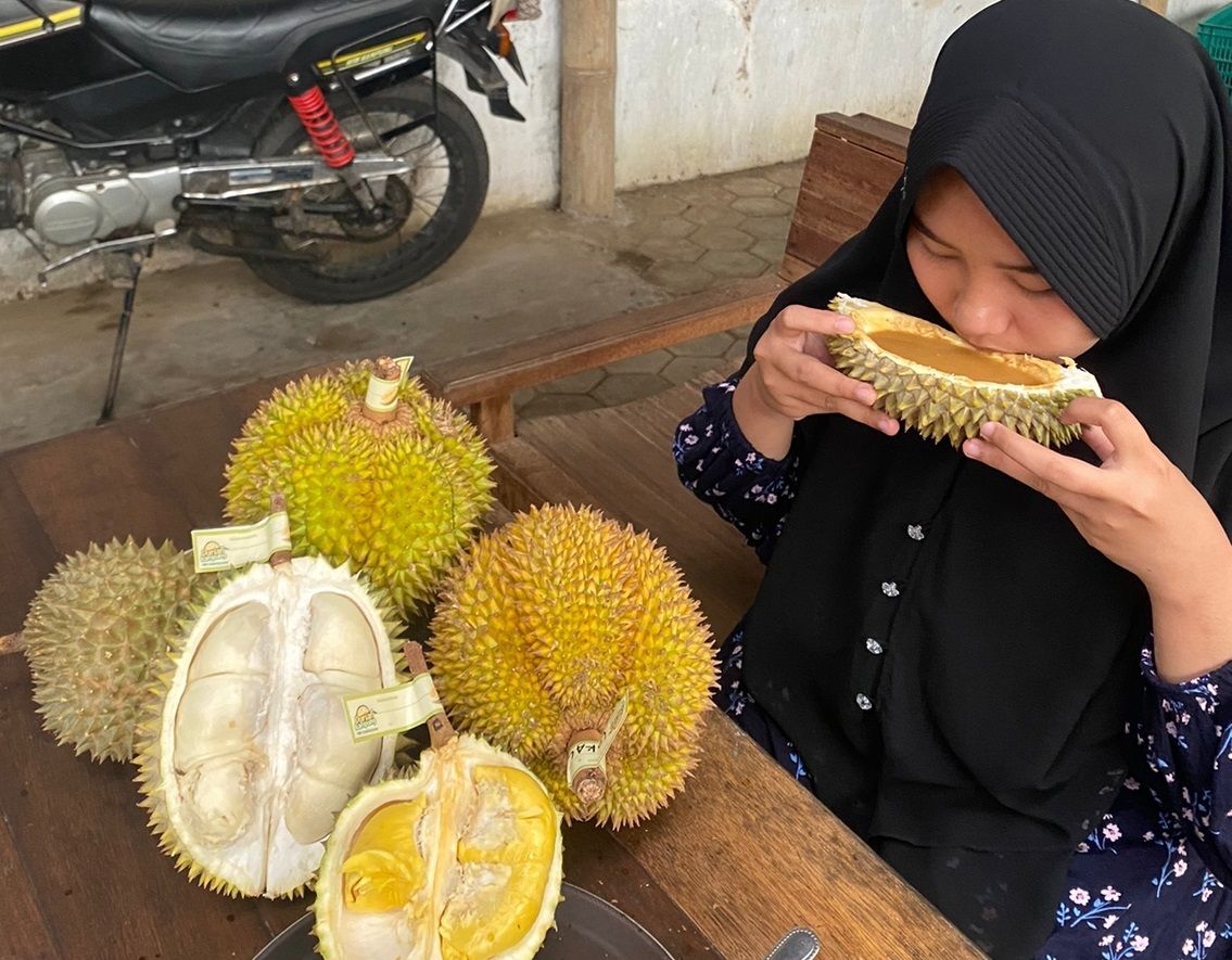 Pengunjung mencicipi kopi durian di Durian Kampung Purwokerto