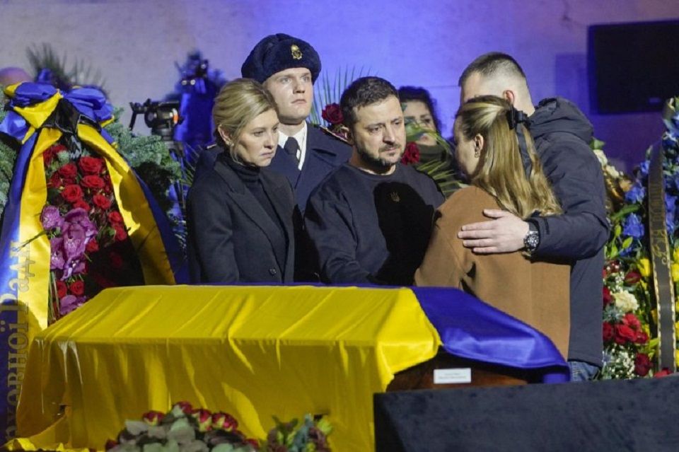Presiden Ukraina Volodymyr Zelensky pada hari Sabtu mengucapkan selamat tinggal kepada para pejabat Ukraina yang tewas dalam kecelakaan helikopter awal pekan.   