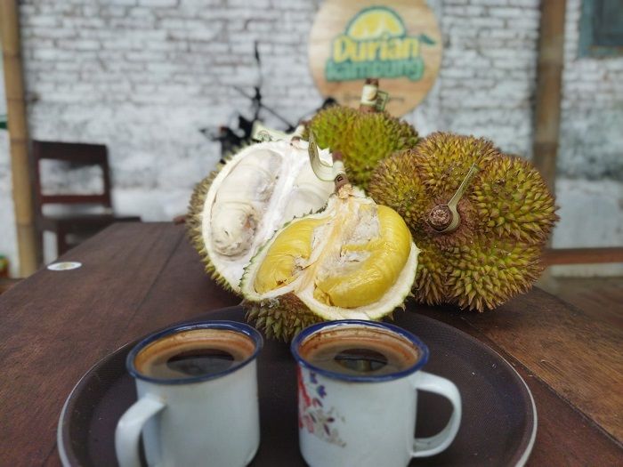 Kopi robusta single origin dan durian Musangking, durian lokal di Durian Kampung