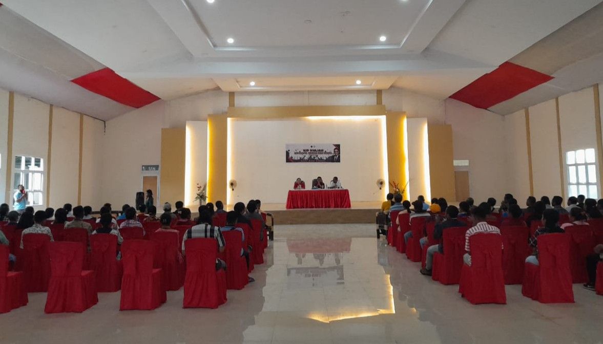 Acara penyerahan sertifikasi beasiswa KIP oleh AHP di Aula  Perjuangan Kalabahi