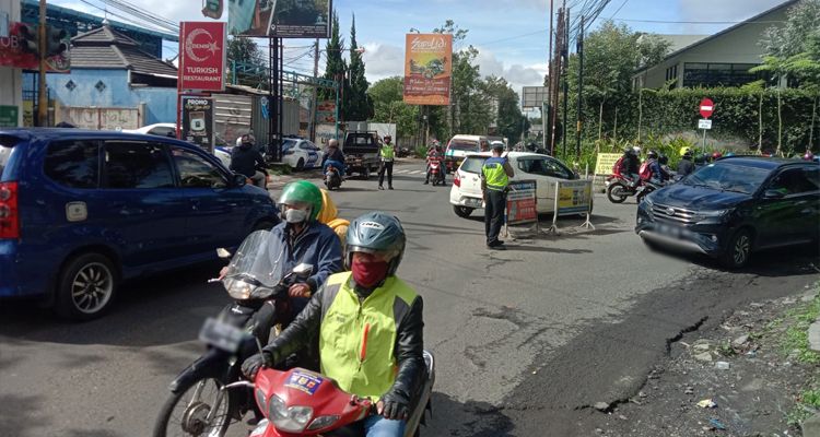 Buka tutup jalur kendaraan atau One Way di kawasan Lembang, Kabupaten Bandung Barat pada hari ini.