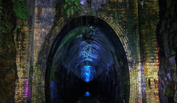 Cacing berpendar di terowongan Helensburgh.*  