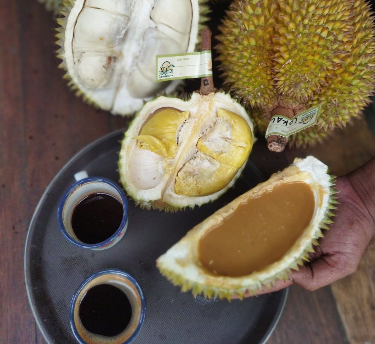 Kopi durian yang disajikan di dalam kulit durian di Durian Kampung Purwokerto.
