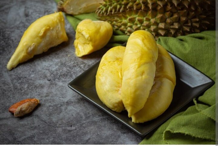 Ilustrasi arti mimpi makan durian