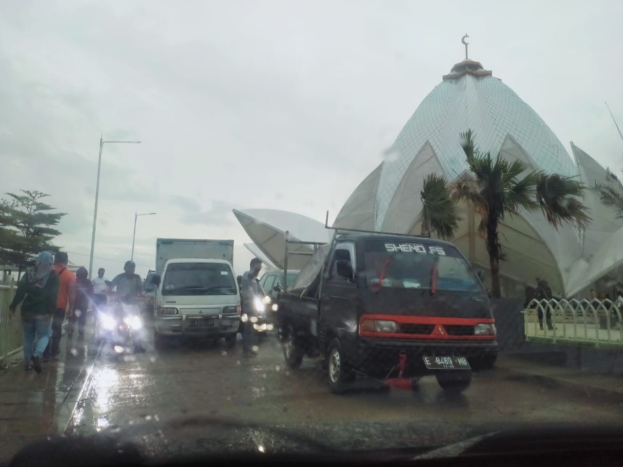 Jalur parkir Masjid Al Kamil Sumedang carut marut karena banyak yang parkir di bahu jalan menimbulkan kemacetan./Nalarya Nugraha - GalamediaNews