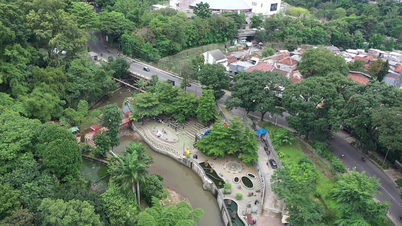 Sungai Cikapundung, anak sungai Citarum terpanjang di Kota Bandung.