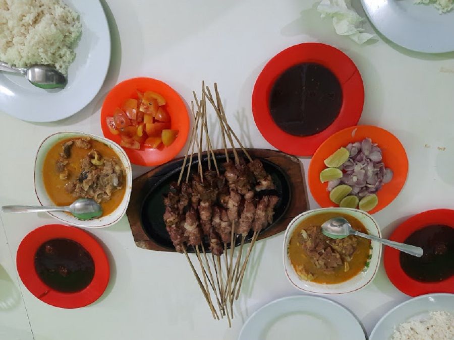 Empuk Meresap Rekomendasi Sate Kambing Di Purwokerto Dagingnya Ginuk Ginuk Sambelnya Mantul