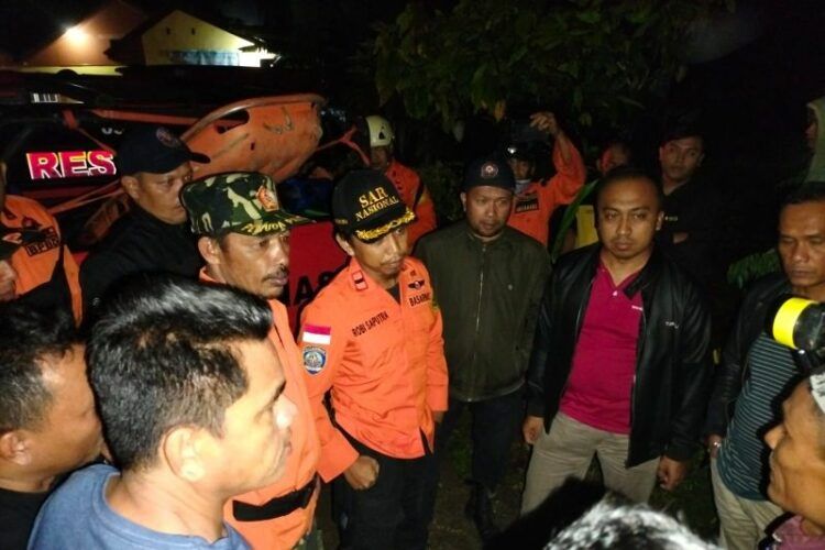 Petugas SAR mengevakuasi anggota komunitas motor yang dilaporkan tersesat di area hutan Banjo Loweh, Kabupaten Limapuluh Kota, Provinsi Sumatera Barat, Senin (23/1/2023) dini hari. (ANTARA/HO Basarnas Padang)