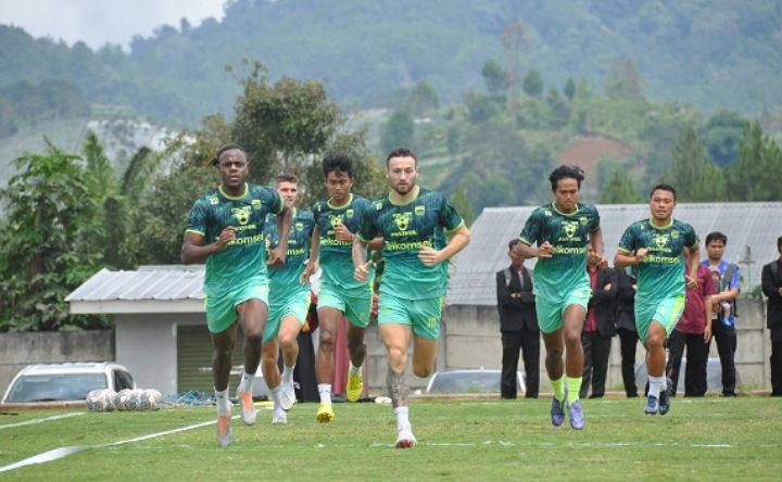 Persib Bandung menggelar latihan di Lapangan Nurul Fikri Boarding School, Lembang, Kabupaten Bnadung Barat (KBB), Senin 23 Januari 2023.