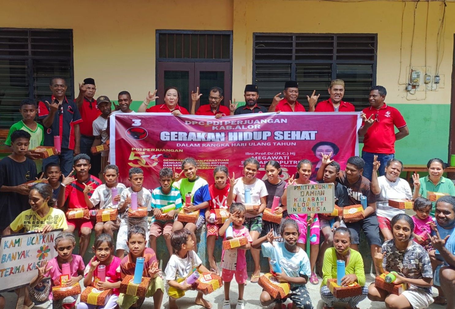 DPC PDIP Alor berbagi kasih dengan anak-anak di Panti Asuhan Damian
