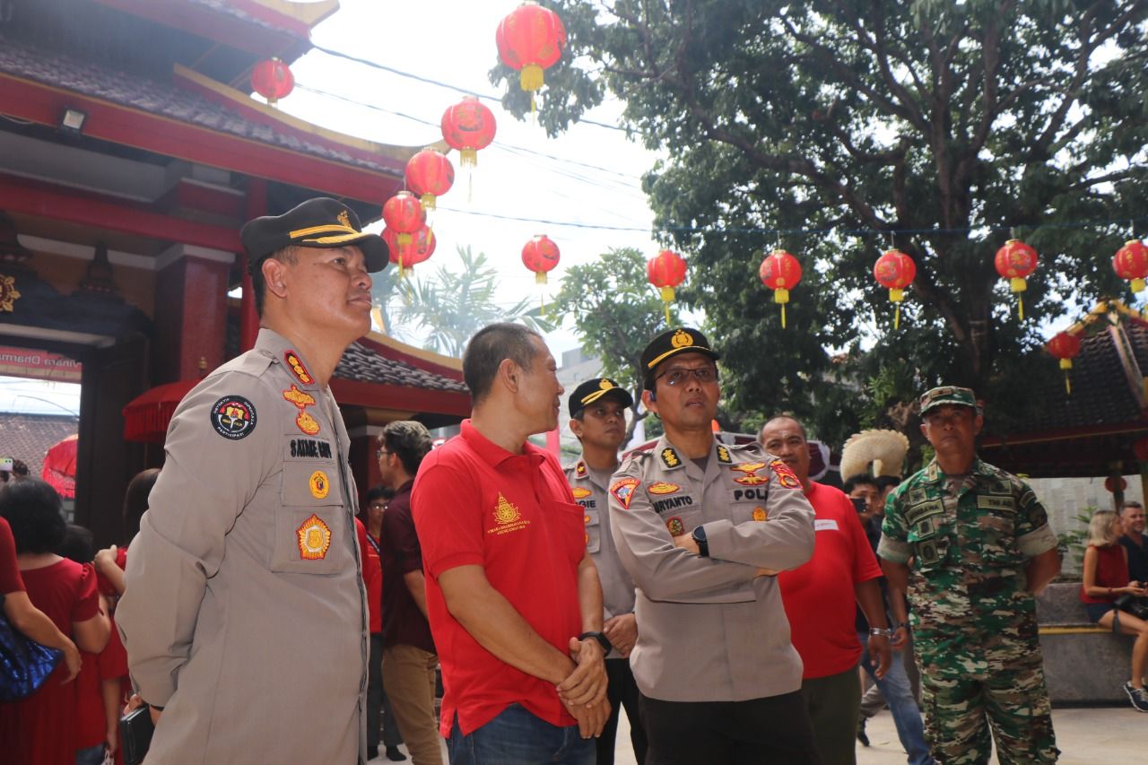 Personel kepolisian mengecek lokas peribadatan dan perayaan Tahun Baru Imlek di Bali termasuk di Vihara Monggu 22 Januari 2023.