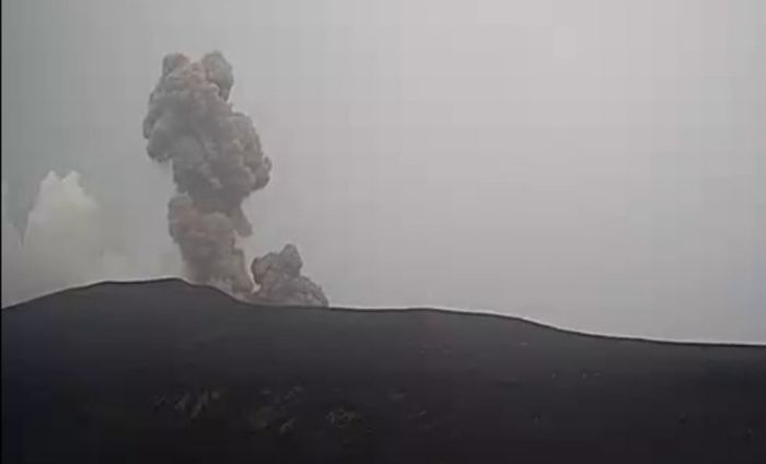 Gunung Anak Krakatau mengalami erupsi pada hari ini Senin 23 Januari 2023.