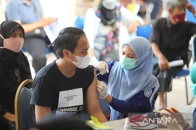 Warga menjalani vaksinasi COVID-19 di Kota Bandung, Provinsi Jawa Barat.
