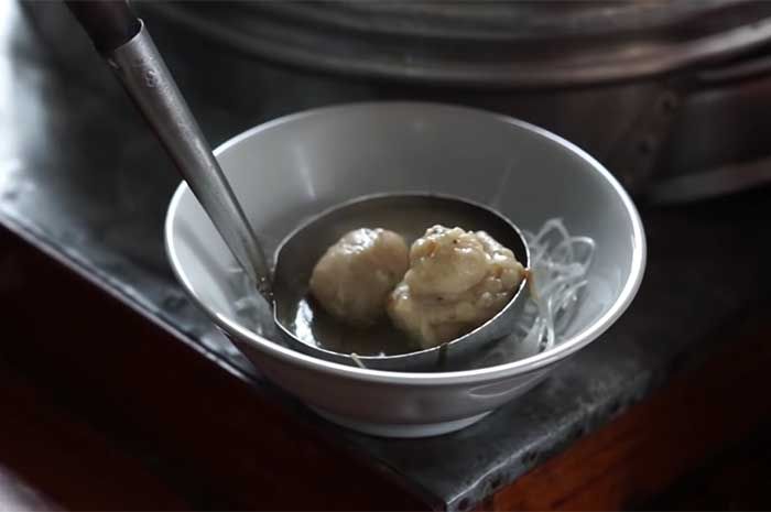 Disebut bakso baut karena bentuknya yang unik menyerupai baut.