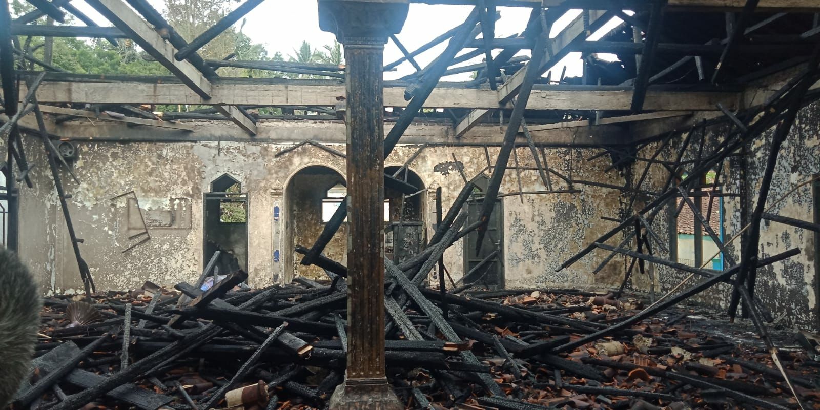 Sebuah masjid jami di Kampung Nagrog, Desa Lembang, Kecamatan Leles dibakar seseorang pada Minggu, 22 Januari 2023 malam kemarin. Polisi memastikan jika pelaku pembakaran mengalami gangguan jiwa dan saat ini sudah berhasil diamankan.  