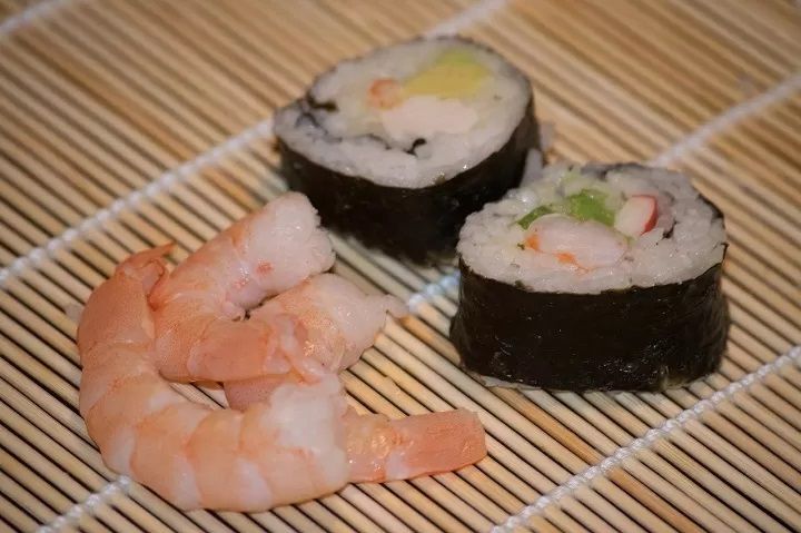 Ilustrasi rumput laut sebagai pembungkus Sushi
