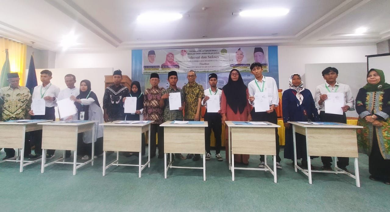 Mahasiswa Sekolah Tinggi Agama Islam Barus (STAIB) mendapatkan beasiswa dari Yayasan Matauli