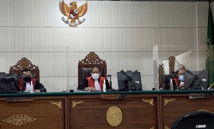 Ketua Majelis Hakim Judi Prasetya (tengah) saat memimpin persidangan kasus gugatan perdata Tragedi Kanjuruhan di Ruang Cakra Pengadilan Negeri Malang, Kota Malang, Jawa Timur, Selasa 24 Januari 2023. 