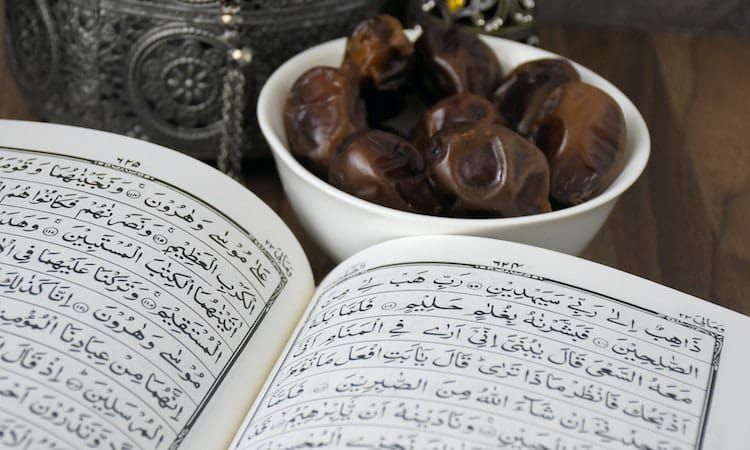 Ilustrasi hidangan berbuka puasa dan lembar Al Quran/khats cassim via pexels.com