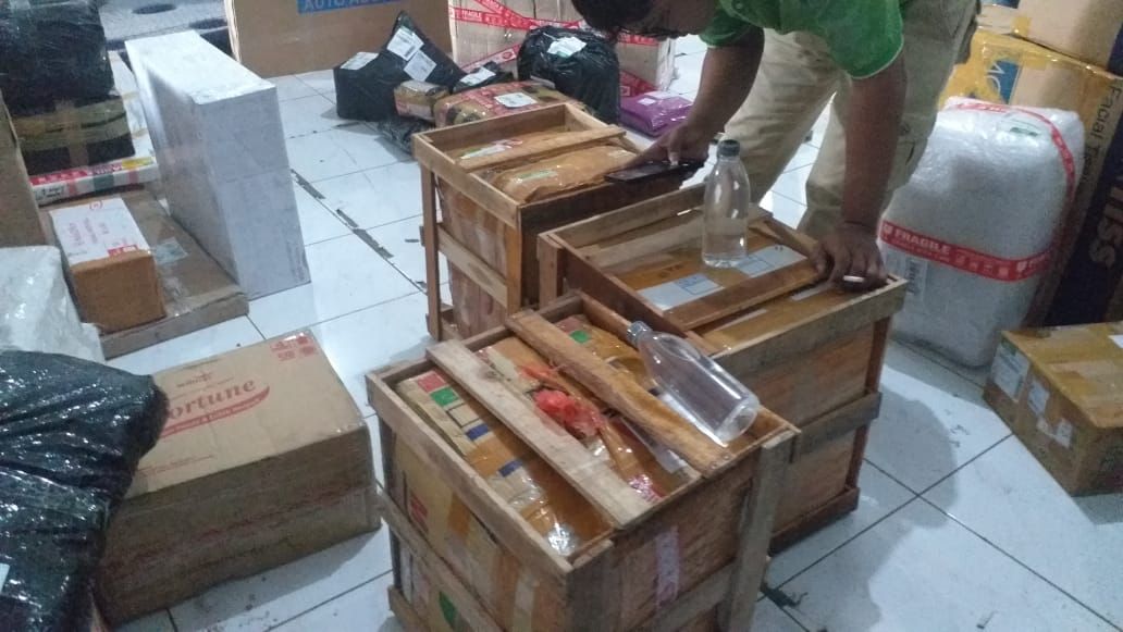  3 dus pake ciu dari Bali yang diamankan Polres Tasikmalaya Kota di salah satu kantor jasa ekspedisi di Jalan Perintis Kemerdekaan, Kawalu, Senin 23 Januari 2023.