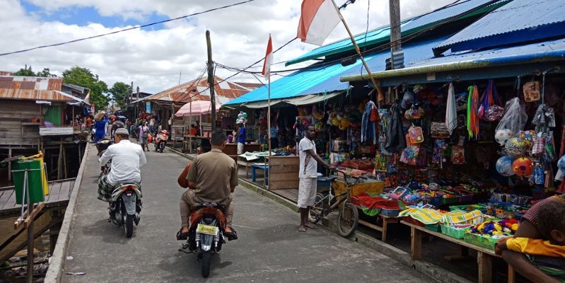 Beginilah kondisi lalu lintas di kawasan pasar di Kota Agats, Kabupaten Asmat , Provinsi Papua Selatan