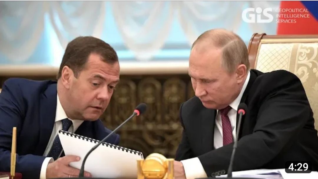 Dmitry Medvedev bersama Vladimir Putin 