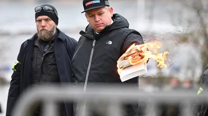 Aksi membakar Al-Qur'an di depan Kedubes Turki di Swedia.