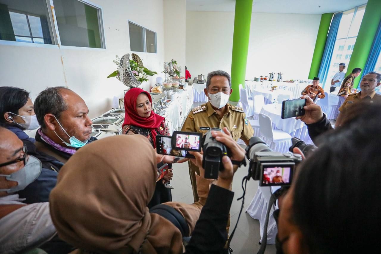 Wali Kota Bandung Yana Mulyana menjawab pertanyaan wartawan di Youth Center Sport Arcamanik, Selasa 24 Januari 2023.