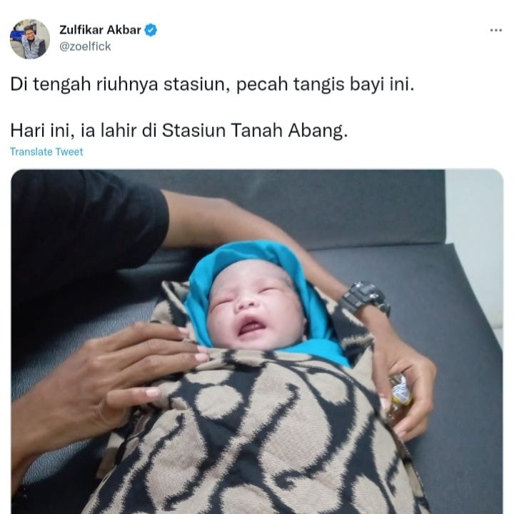unggahan pengguna Twitter bernama Zulfikar Akbar mengenai bayi yang lahir di Stasiun Tanah Abang, Jakarta Pusat