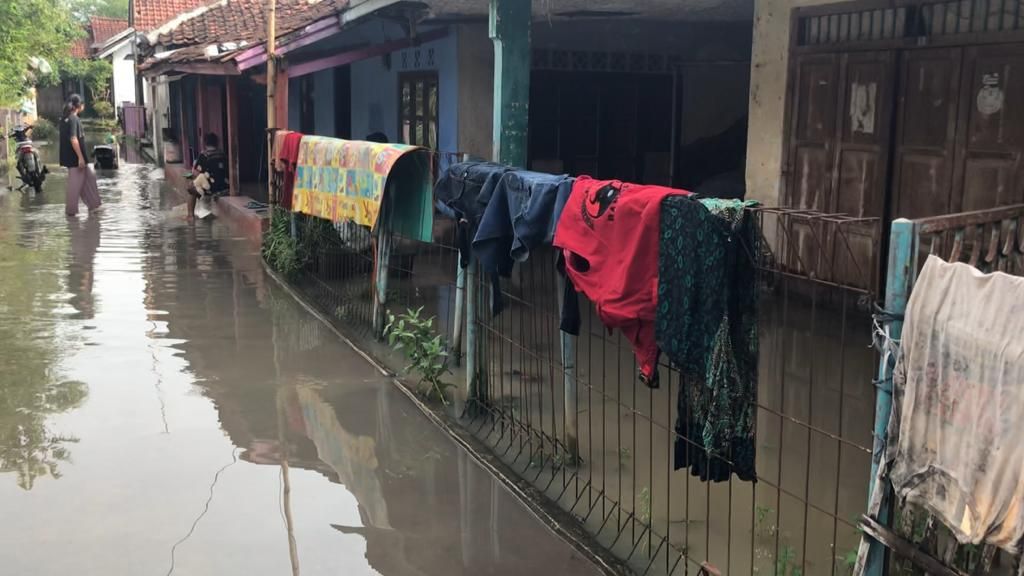 Pemukiman warga terendam najir akibat hujan deras dan luapan air sungai.
