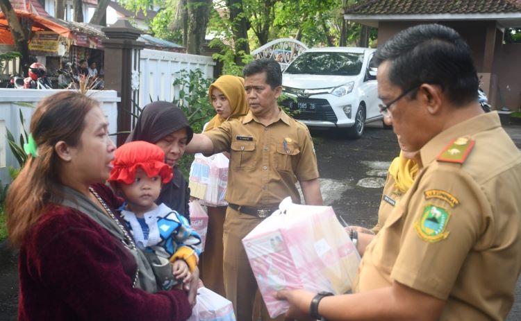 Kepaela DPPKBP3A Kuningan, Trisman Supriatna memberikan bantuan makanan tambahan bagi puluhan anak dari keluarga stunting di halaman kantor setempat.