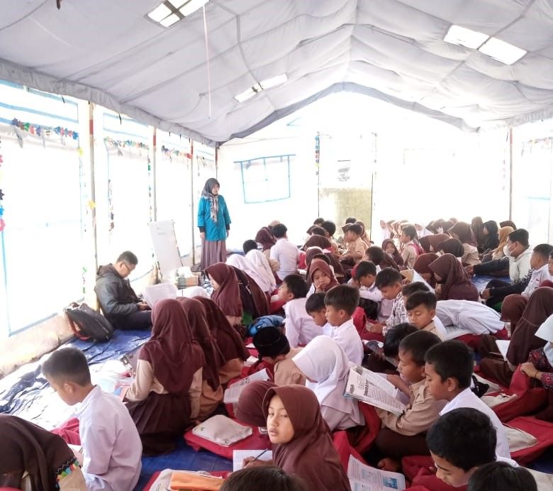 Kondisi kegiatan belajar mengajar para siswa SDN Nyalindung 1 di dalam tenda darurat