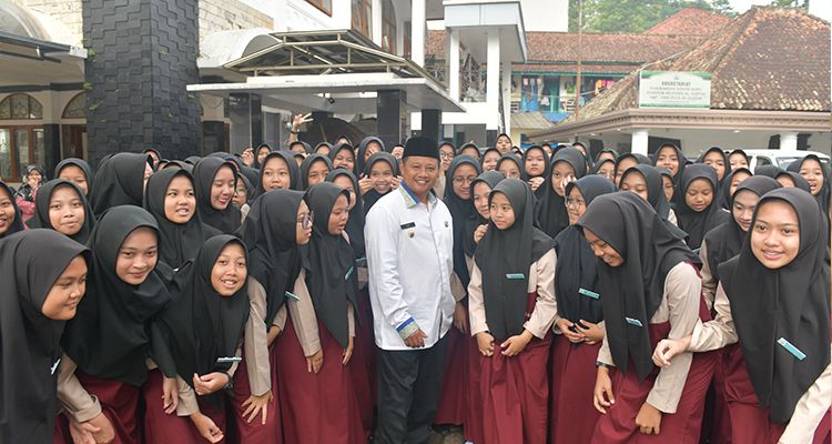  Wakil Gubernur Jawa Barat Uu Ruzhanul Ulum saat menjadi pembina upacara apel pagi sekaligus meninjau kegiatan pembelajaran siswa di SMA Terpadu Al Aqsa Jatinangor, Kabupaten Sumedang, Rabu 25 Januari 2023.