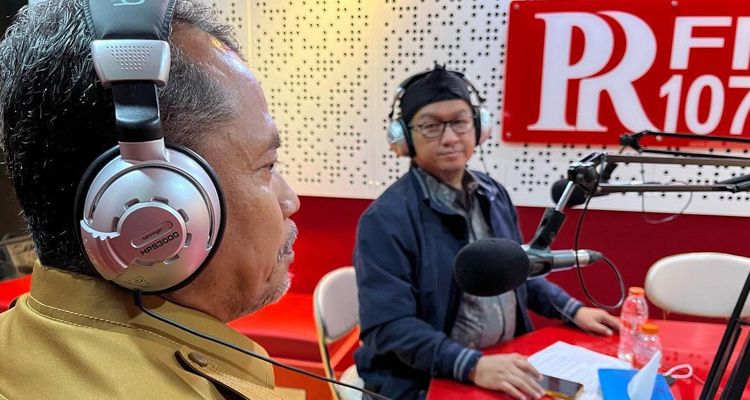 Ketua Komisi A Kota Bandung  Rizal Khairul berikan tanggapan tentang julukan Kota Bandung sebagai Gotham City saat menjadi narasumber talkshow OPSI di Radio PRFM, Selasa 24 Januari 2023.