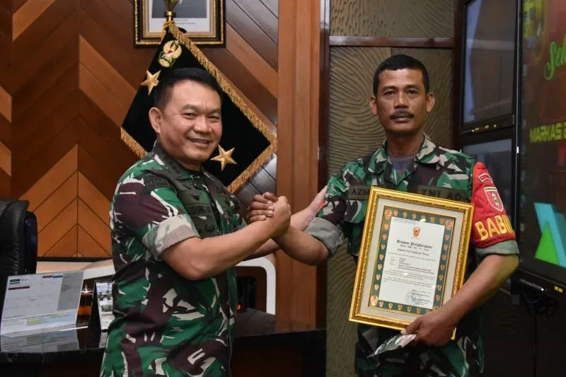 Kepala Staf TNI Angkatan Darat (Kasad) Jenderal TNI Dudung Abdurachman (kiri) menyerahkan plakat apresiasi kepada prajurit Babinsa Koramil 02/Sungai Pinang Kodim 0901/Samarinda, Kopka Azmiadi.