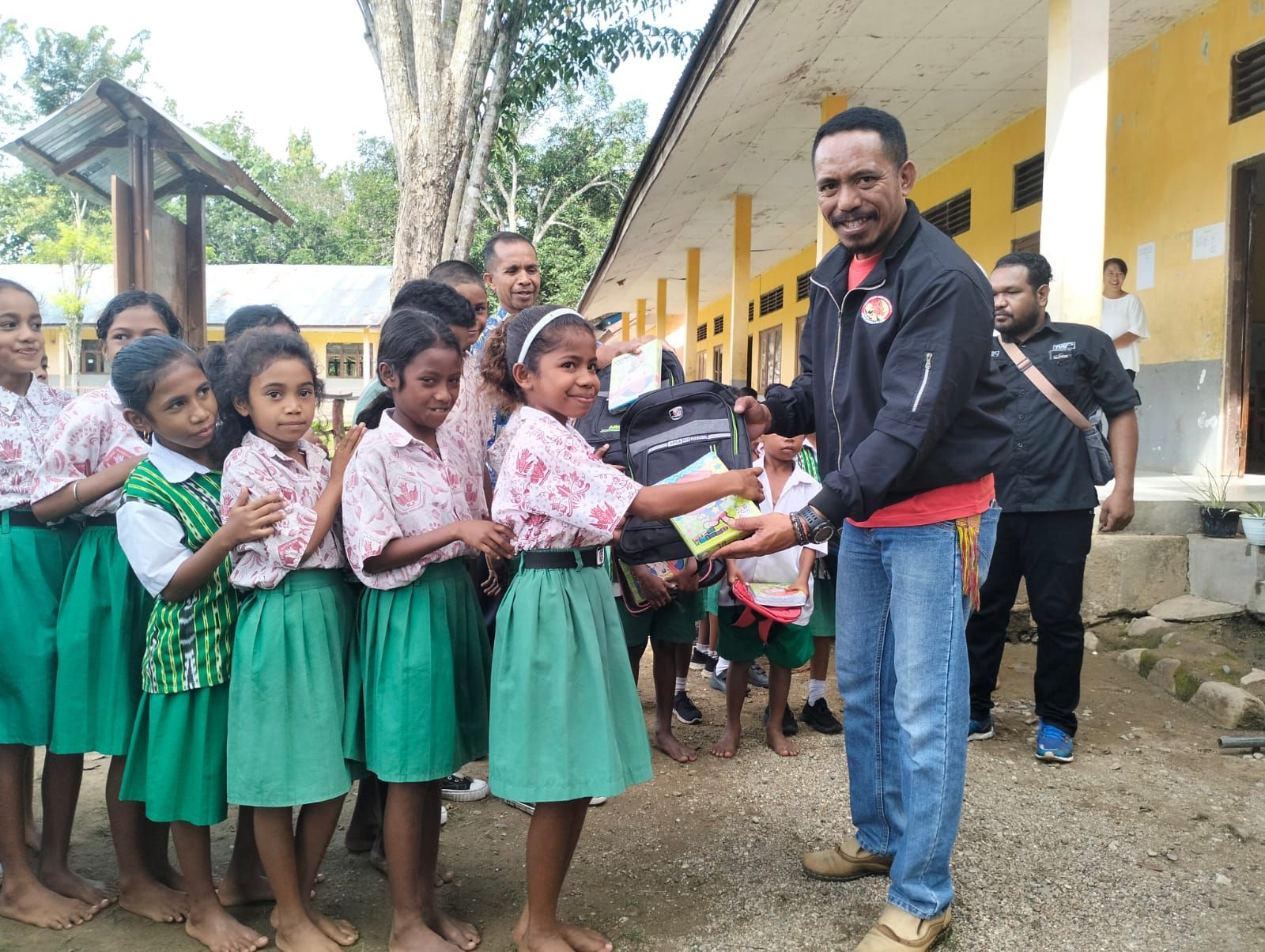 Koordinator MPPI Kabupaten Belu Yansen Manek saat memberikan bantuan tas dan buku