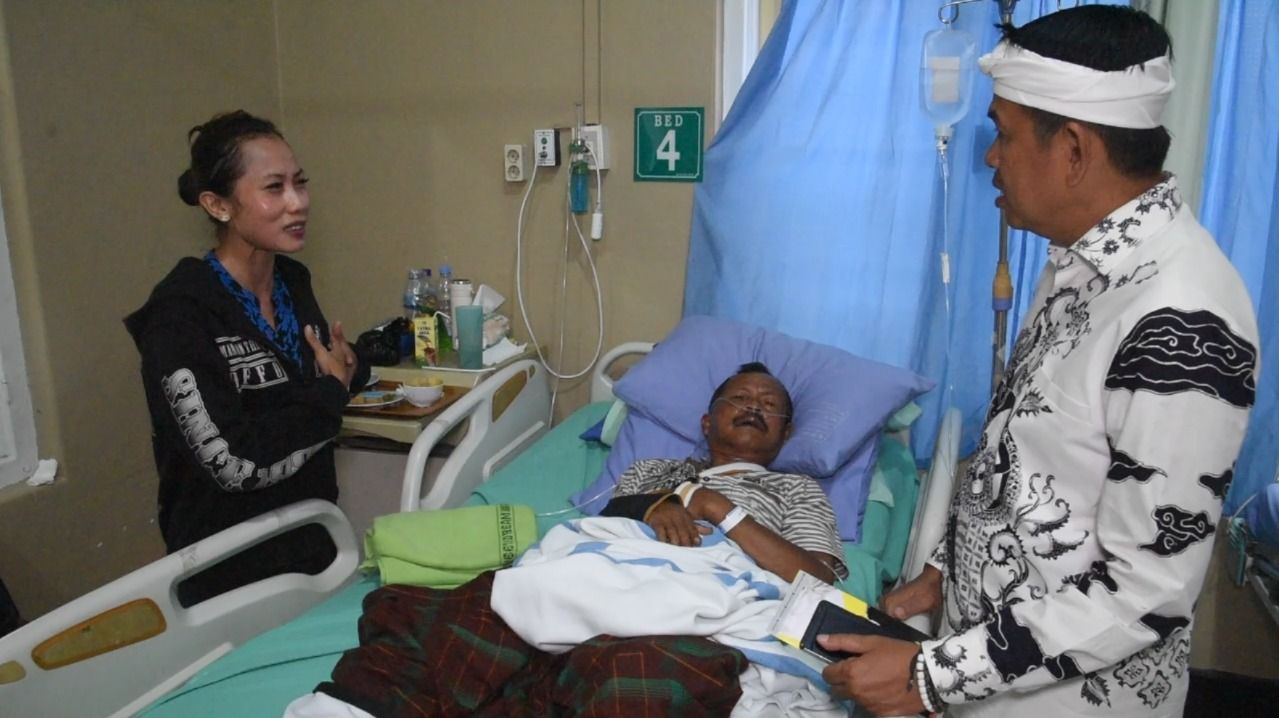 Dedi Mulyadi saat menjenguk penisunan TNI yang menjadi korban jalan berlubang di Kabupaten Purwakarta
