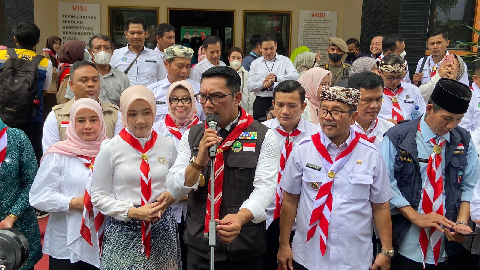 Gubernur Jawa Barat Ridwan Kamil saat mengunjungi SMAN 1 Sumber, Kabupaten Cirebon, Rabu (25/1/2023).