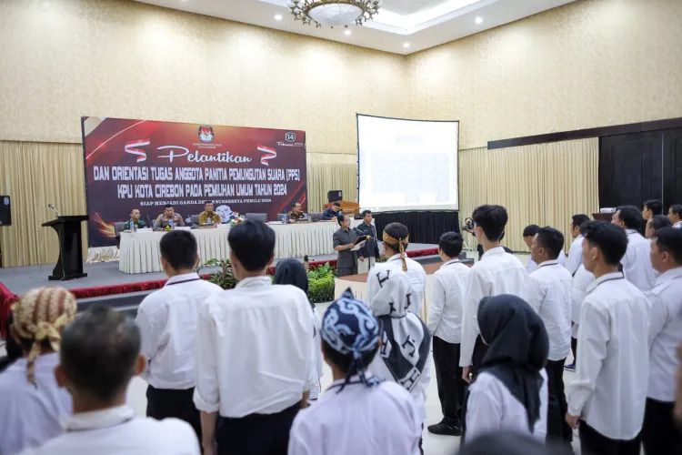 Ketua KPU Kota Cirebon, Didi Nursidi, melantik puluhan PPS di Grage Hotel,