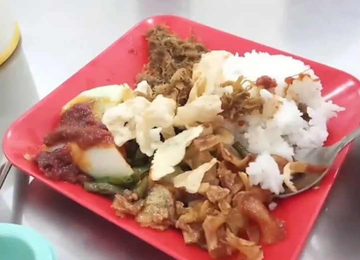 Nasi empal Pengampon. Rekomendasi Kuliner Legendaris Khas Surabaya yang Murah dan Enak, Wajib Kamu Coba
