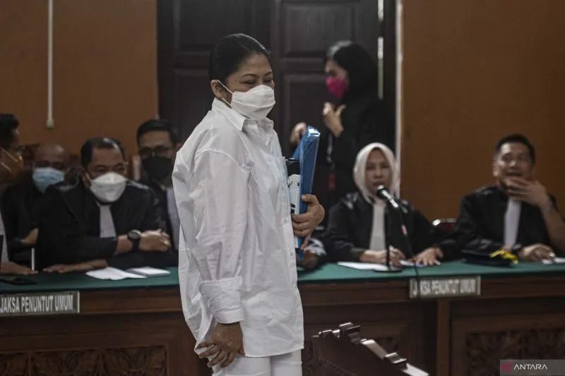 Terdakwa kasus pembunuhan berencana Brigadir Yosua Hutabarat, Putri Candrawathi (tengah), bersiap menjalani sidang dengan agenda pembacaan pledoi di Pengadilan Negeri Jakarta Selatan, Rabu 25 Januari 2023