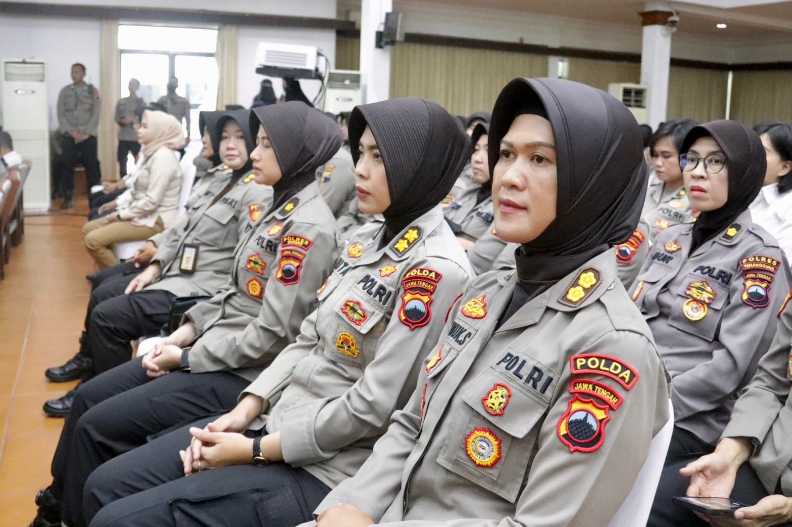 Profil Polisi Wanita (Polwan) yang luwes, ramah dan keibuan menjadi nilai plus Polri di mata masyarakat