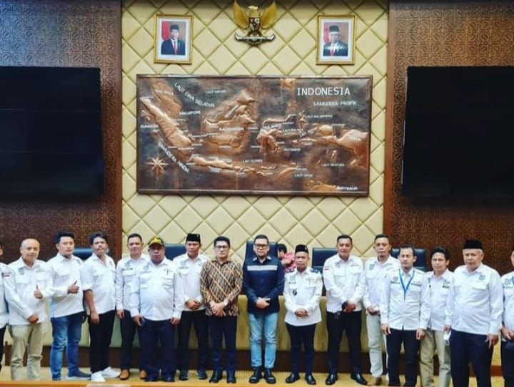 Asosiasi Pemerintahan Desa Seluruh Indonesia (APDESI) audiensi dengan Komisi II DPR RI, beberapa waktu lalu.