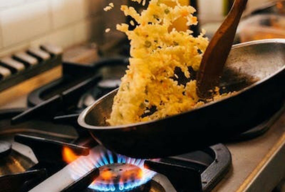Nasi goreng yang enak harus perhatikan pilihan nasi sebagai bahan utama./Pexels