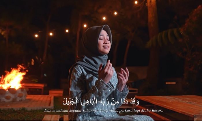 lirik sholawat Maula Ya Sholli Wasallim Daiman Abada lengkap karena ada teks Arab, latin, terjemahan serta makna