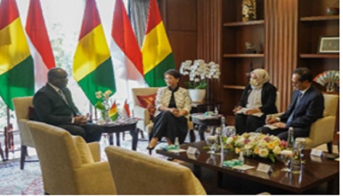 Menlu RI dan Menhub Guinea membahas industri kendaraan listrik.*  