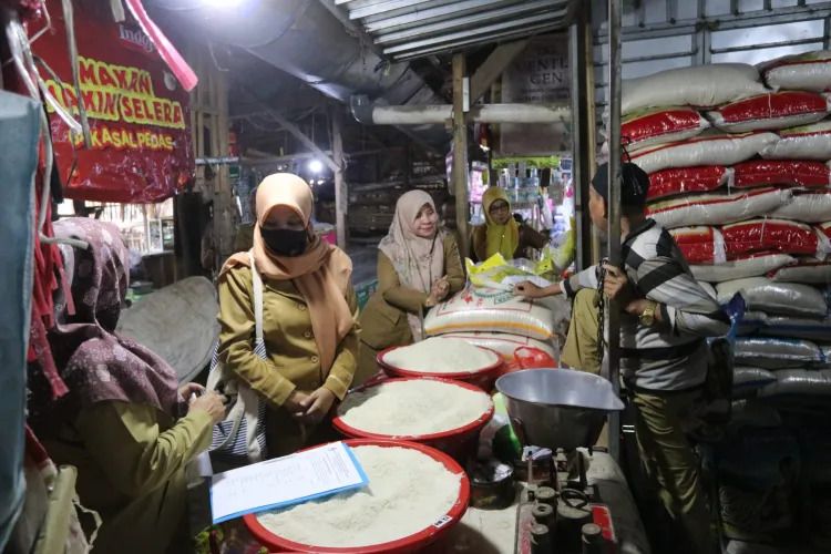 DKPPP Kota Cirebon dan Bulog Cabang Cirebon melakukan monitoring beras ke sejumlah pasar di Kota Cirebon.