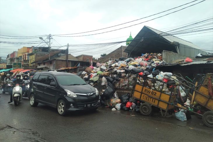 Sampah di TPS Cikutra di Jalan Cikutra  Kelurahan  Sukanegla Kecamatan Cibeunying Kaler, Rabu 25 Januari  2023 mulai menggunung  memenuhi TPS.