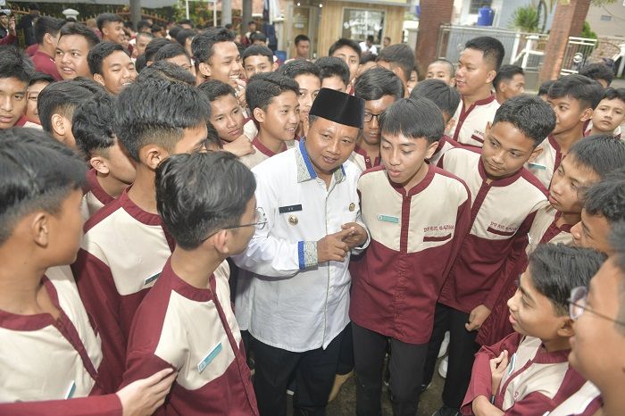 Wakil Gubernur Jawa Barat Uu Ruzhanul Ulum saat menjadi pembina upacara apel pagi sekaligus meninjau kegiatan pembelajaran siswa di SMA Terpadu Al Aqsa Jatinangor, Kabupaten Sumedang, Rabu (25/1/2023). (Foto: Biro Adpim Jabar)